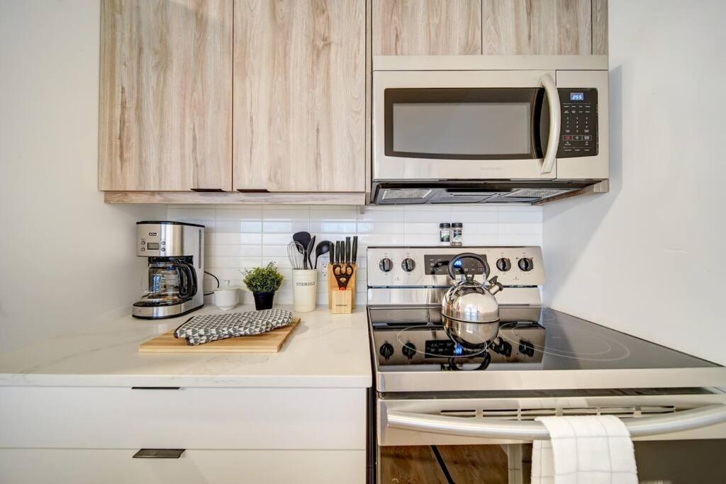 هاليفاكس Luxurious Modern 2Br Condo Sleeps 5 Coffee, Ac, Wifi المظهر الخارجي الصورة
