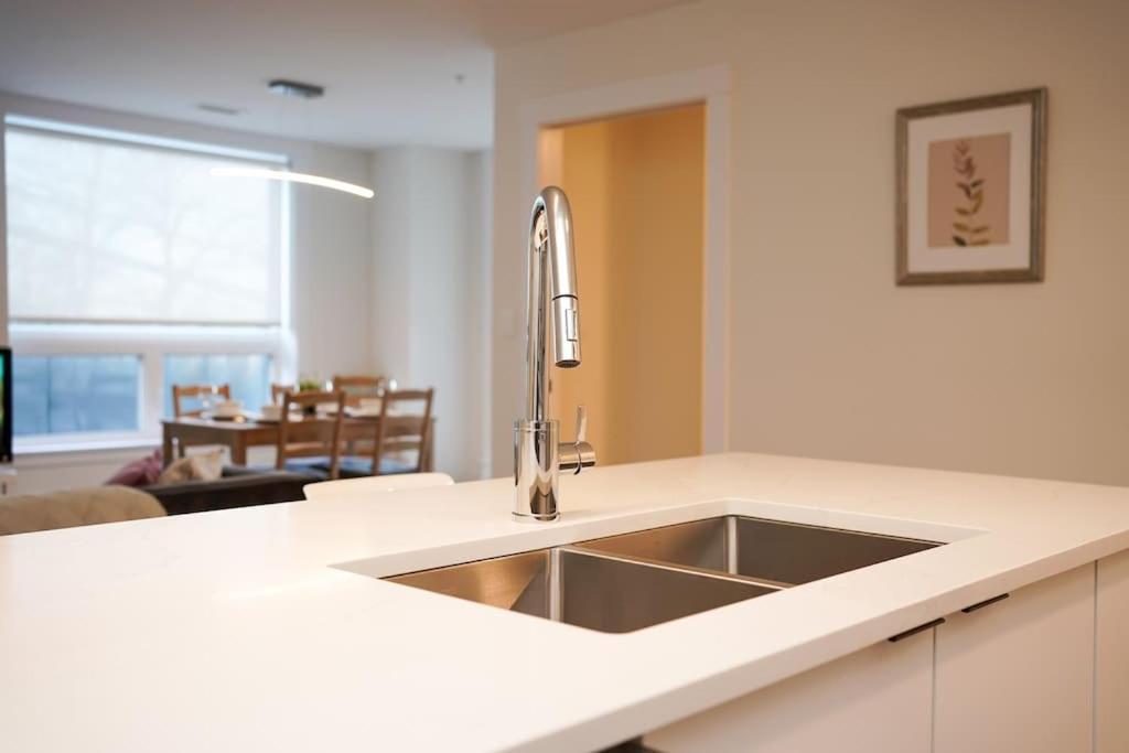 هاليفاكس Luxurious Modern 2Br Condo Sleeps 5 Coffee, Ac, Wifi المظهر الخارجي الصورة