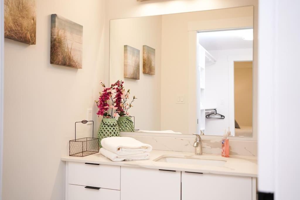 هاليفاكس Luxurious Modern 2Br Condo Sleeps 5 Coffee, Ac, Wifi المظهر الخارجي الصورة