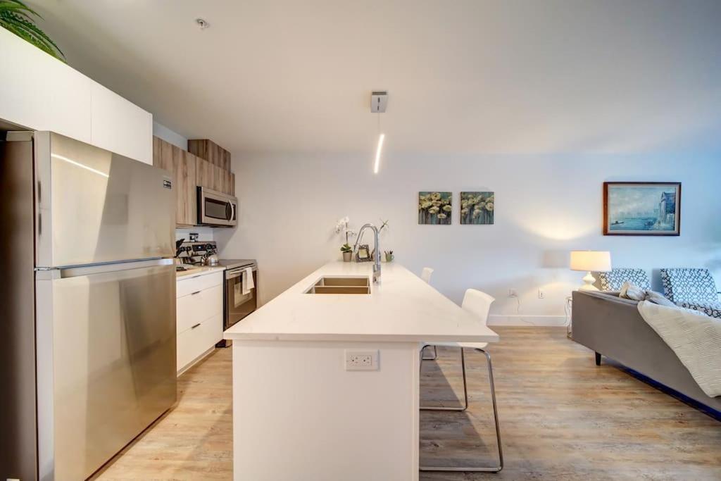 هاليفاكس Luxurious Modern 2Br Condo Sleeps 5 Coffee, Ac, Wifi المظهر الخارجي الصورة